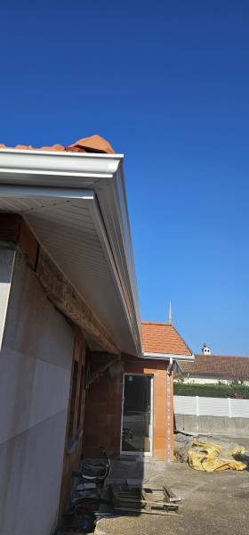 Opter pour une entreprise pour la pose de gouttières G300 et de descentes 60x80 blanches à Biscarrosse