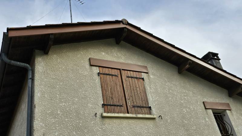 Sublimer votre extérieur avec des habillages bandeaux et poutres couleur chaîne doré pour un aspect esthétique à Salles en Gironde