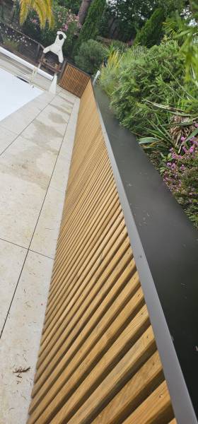 Installation et entretien d’une couvertine mécanique de couleur noir graphite à Biscarrosse dans les Landes