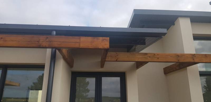 Comment les gouttières et les descentes protègent-elles  des eaux pluviales les bâtiments situés à Orx