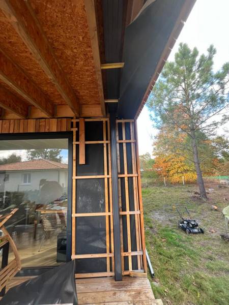 Mise en place d’une boite à eau, d’une descente et d’une gouttière sur une construction située près de Biscarrosse