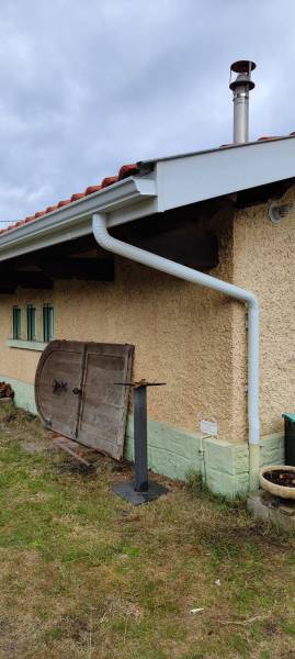 Pose sur mesure d'une gouttière G300 et de coudes 60x80 blancs près de Mézos