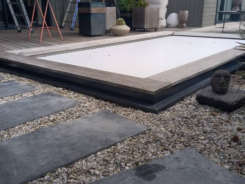 Pose d’un habillage de soubassement pour une piscine