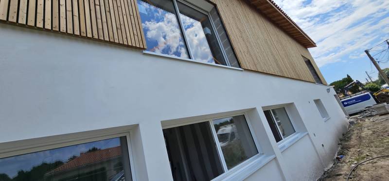 Choisir un appui fenêtre blanc en alu pour améliorer l’esthétique d’un établissement médical à Biscarrosse