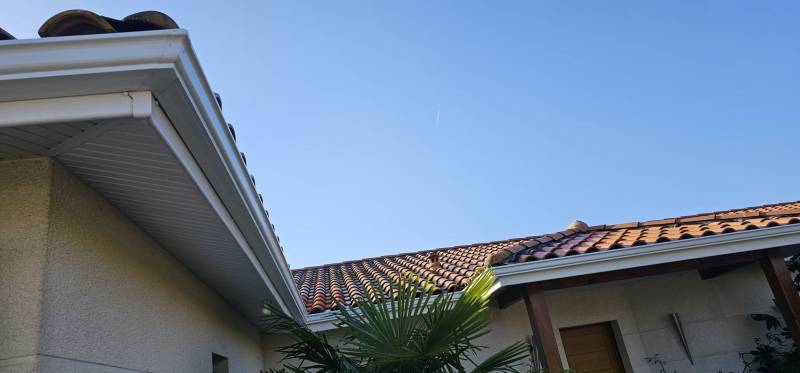 Gouttières G300 en blanc pour votre maison à Biscarrosse