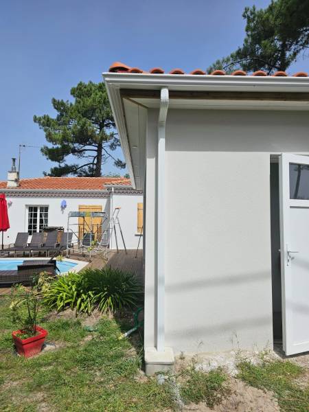 Gouttières blanches avec descentes et parafeuilles sur une maison par AGB à Mimizan