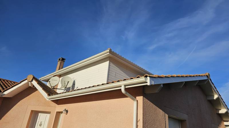 Des sous-face et des bandeaux en aluminium blancs de qualité pour mon chantier à Sanguinet