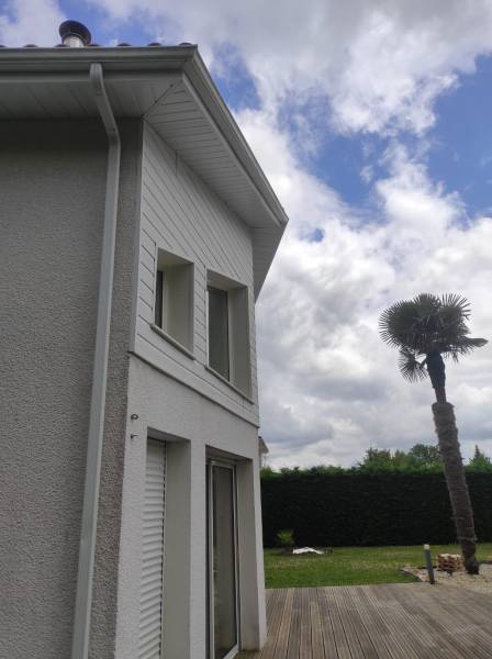 Lambris en aluminium et un habillage en bandeaux blancs de qualité pour une façade élégante et une apparence moderne au Barp en Gironde