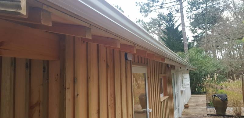 Gouttières Niagara et descentes 60x80 de couleur blanche avec pare-feuilles à Biscarrosse