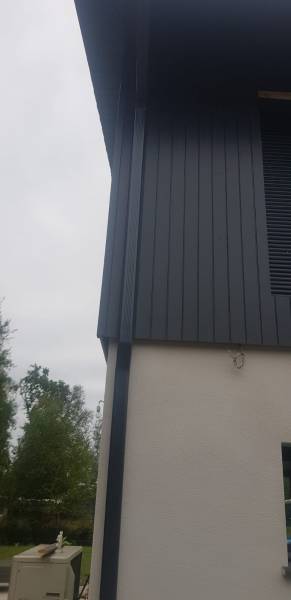 Habillage bandeaux bleu ardoise et gouttières Niagara, descentes 70/110 avec naissance universelle. Chantier à  Biscarosse par AGB