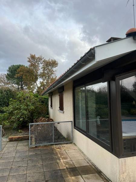 Mise en place par des experts de lambris et de bandeaux en aluminium d’un bâtiment située près d’Orx