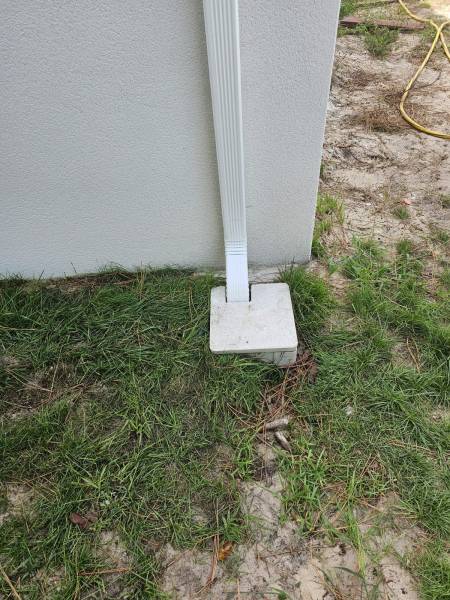 Installation par AGB de gouttières avec descentes et parafeuilles sur une maison à Mimizan