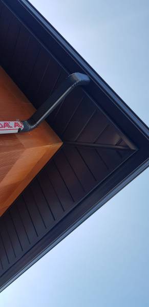 Sublimer une maison avec des lambris, habillages de bandeaux et gouttières en aluminium bleu ardoise près d'Orx