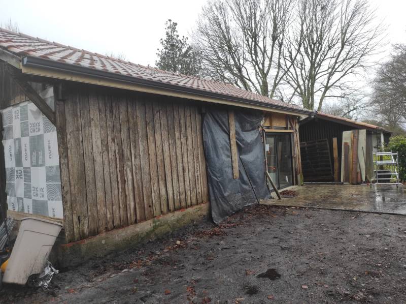 Valoriser votre façade à Parentis-en-Born avec des gouttières Niagara et des bandeaux en bois sur mesure
