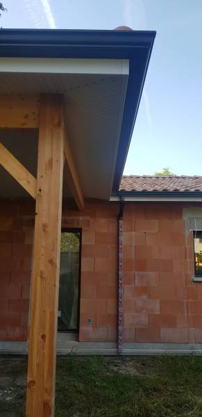 Gouttières de couleur noir graphite Niagara et leurs descentes près d’Orx