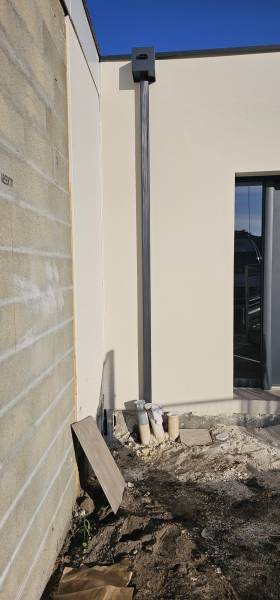 Boîte à eaux bleu ardoise avec descentes 60x80 pour l’évacuation des eaux pluviales sur vos constructions sur Biscarrosse