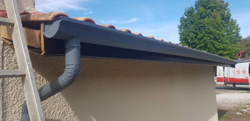 Gouttières demi-ronde et descentes rondes en gris antique à Orx