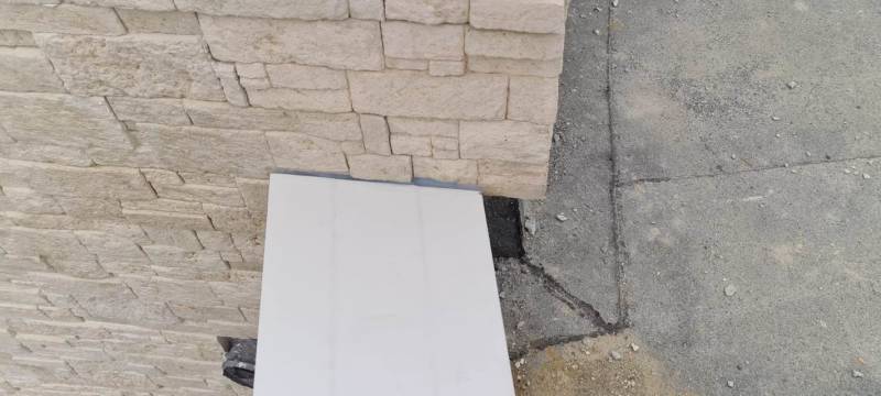 Couvertine en aluminium sur un mur d'une maison située à Laroin