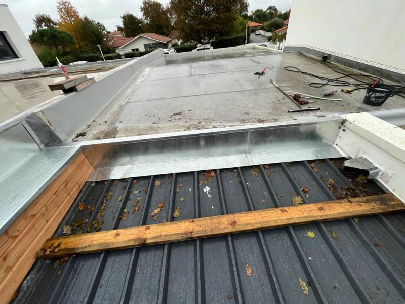 Un entablement et une couvertine en zinc par AGB à Saint-Pierre-du-Mont