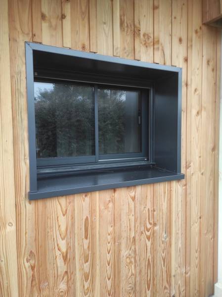 Choisir des appuis de fenêtre et habillages bleu ardoise pour sublimer votre maison à Mimizan