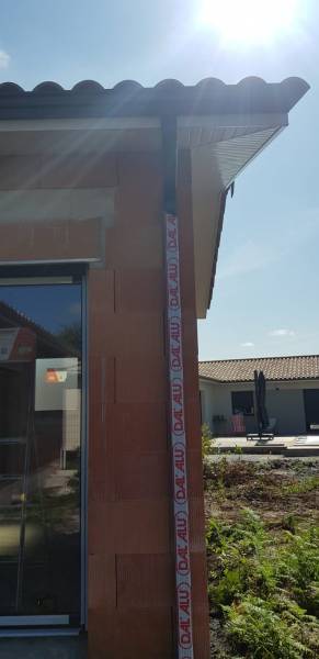 Lambris PVC blanc, habillage aluminium et gouttières noires à Biscarrosse dans les Landes