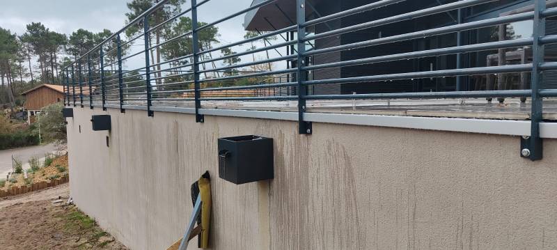 Couvertines gris métallisé de qualité par Alu Gouttières Bisca aux environs de Saint-Pierre-du-Mont