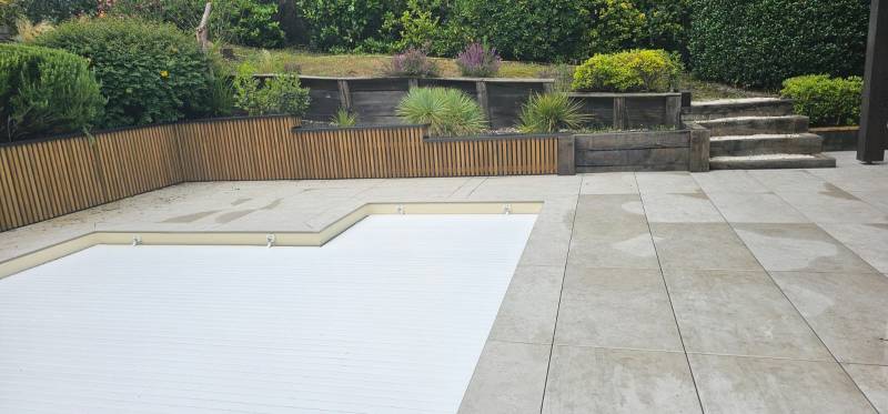 Installation et entretien d’une couvertine mécanique de couleur noir graphite par Alu Gouttières Bisca à Biscarrosse dans les Landes