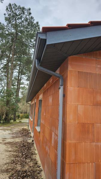 Quel est le prix de sous-face en aluminium gris antique et de gouttières G300 à Parentis-en-Born dans les Landes