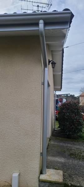 Redynamisez l’extérieur de votre maison à Salles en Gironde avec des gouttières demi-rondes et un habillage gris métallisé sur mesure