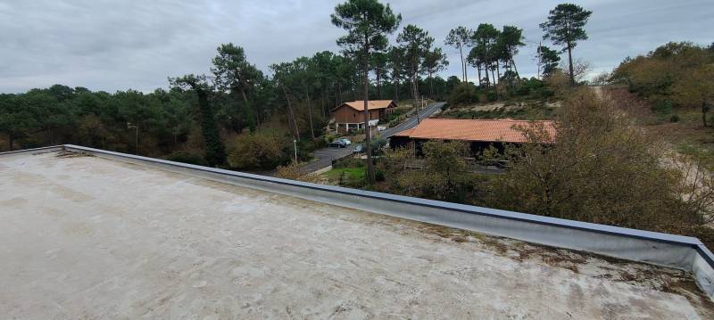 Assurer étanchéïté et esthétique avec une couvertine bleu ardoise sur mesure à Orx