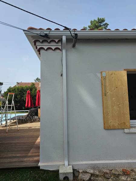 Gouttières blanches avec descentes et parafeuilles sur une maison par Alu Gouttières Bisca à Mimizan