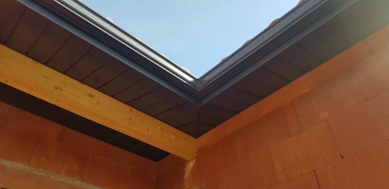 Comment sublimer une maison avec des lambris, habillages de bandeaux et gouttières en aluminium bleu ardoise près d'Orx