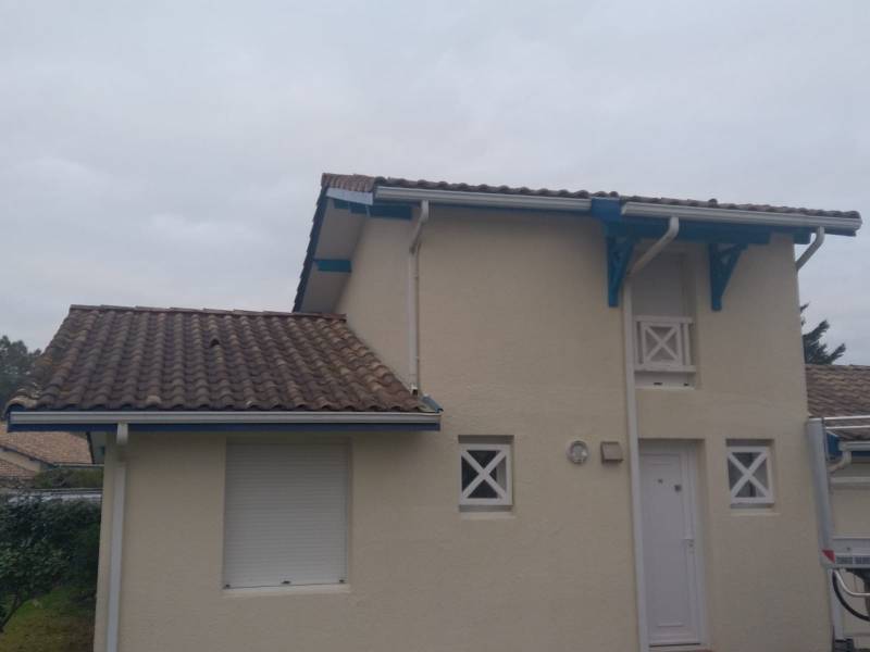 Trouver un professionnel pour installer une sous-face PVC avec bandeaux alu bleu gentiane à Biscarrosse