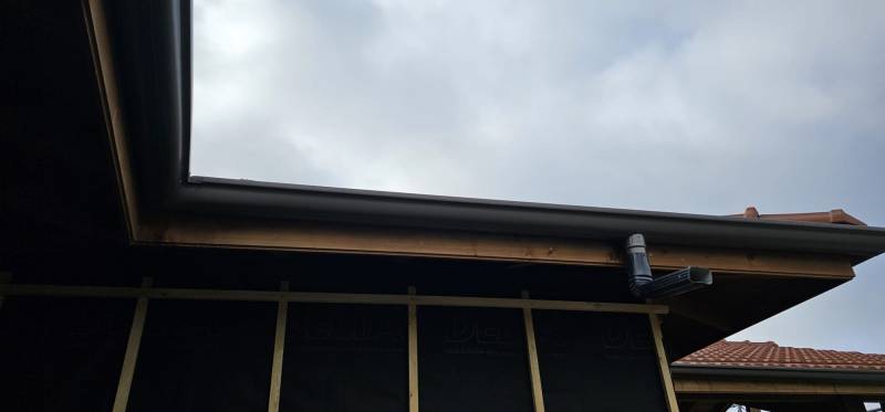 Comment installer sur votre toit des gouttières aluminium bronze sur mesure à Parentis-en-Born