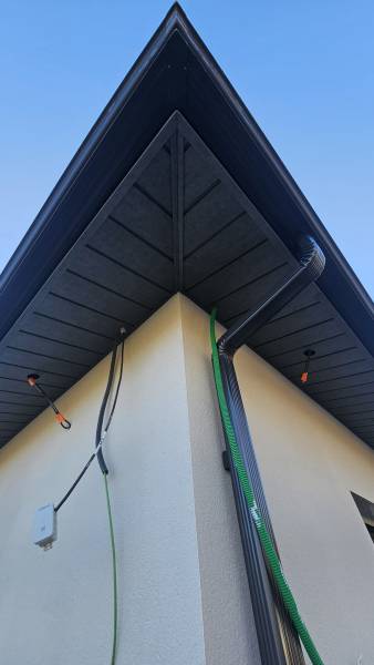 Sous-face en aluminium gris antique et des gouttières bleu ardoise sur mesure au Teich