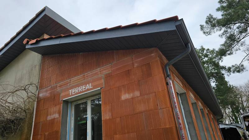 Quel est le prix de sous-face sur mesure en aluminium gris antique et de gouttières G300 à Parentis-en-Born 