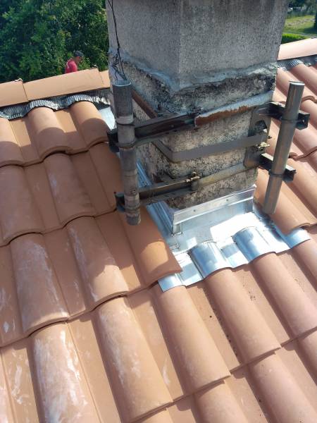 Entourage de cheminée en zinc sur le toit d’une habitation par DAL'ALU à Biscarrosse