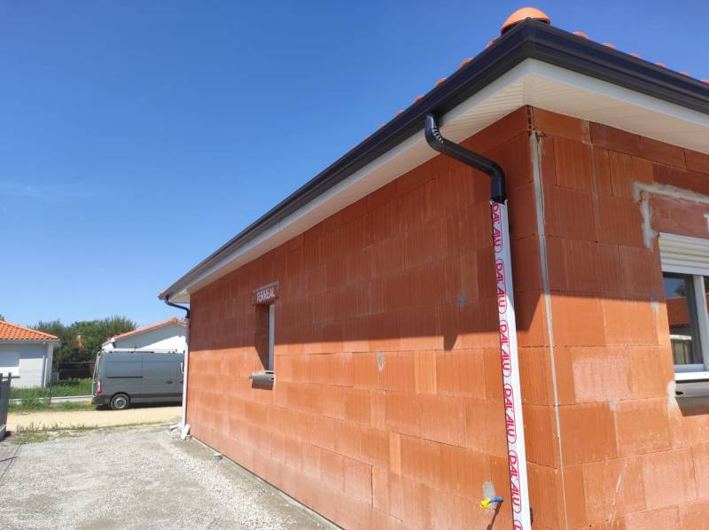 Mettre en place un habillage de bandeaux en aluminium et des gouttières G300 avec leurs descentes sur ma maison près d’Orx