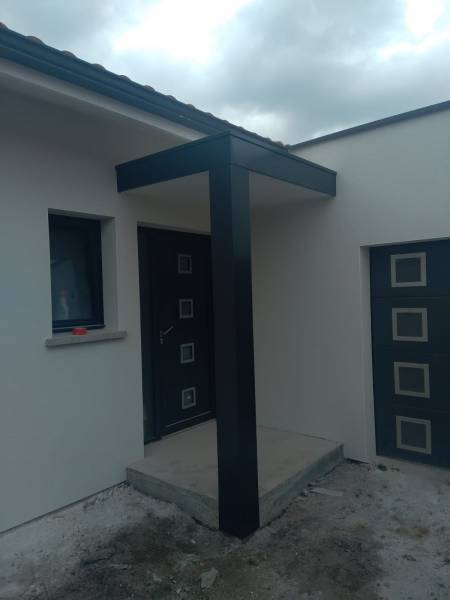 Habillage des poteaux et linteaux ainsi qu’une main courante bleu ardoise de qualité sur un bâtiment à Pontenx-les-Forges