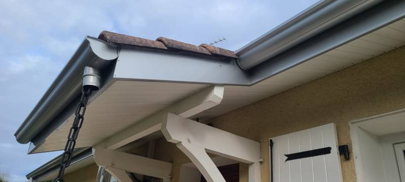 Redynamisez l’extérieur de votre maison à Salles avec des gouttières demi-rondes et un habillage gris métallisé sur mesure