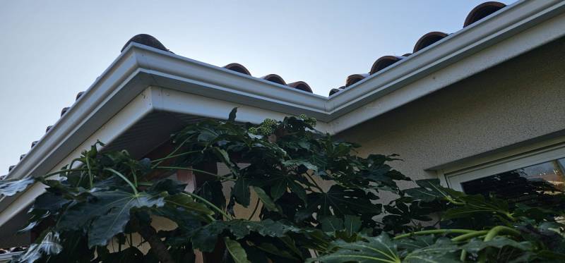 Pourquoi choisir les gouttières G300 en blanc pour votre maison à Biscarrosse