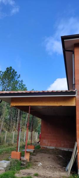 Installation sur mesure de gouttières 325 et descentes 60 x 80 noir graphite près de Liposthey