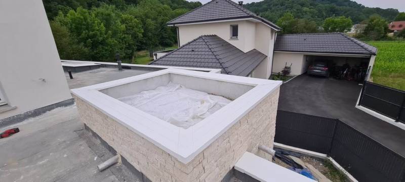 Comment poser des couvertines en aluminium sur un mur d’une maison située à Laroin ?