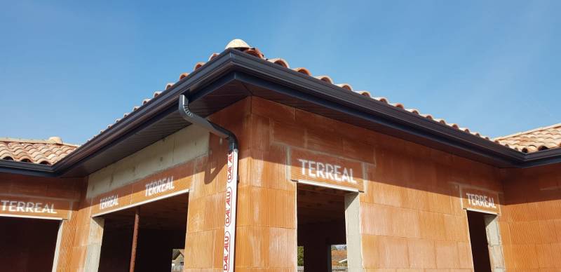 Votre maison avec des lambris, habillages de bandeaux et gouttières en aluminium bleu ardoise près d'Orx