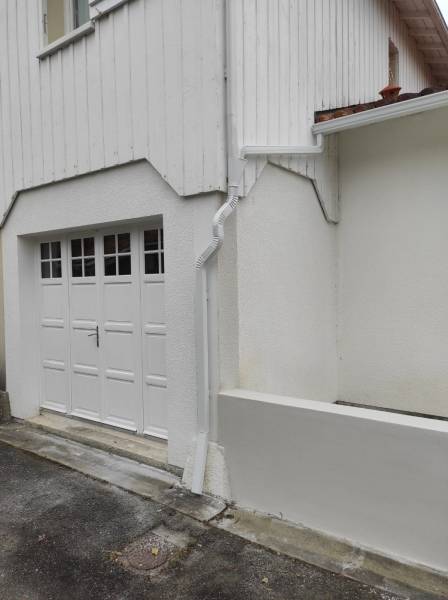 Sublimer l'architecture d'une maison à Biscarrosse avec des gouttières Niagara et descentes 60x80 de couleur blanch