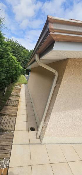 Bandeaux en alu et des sous-faces PVC blancs d’Alu Gouttières Bisca pour ma maison située à Sanguinet