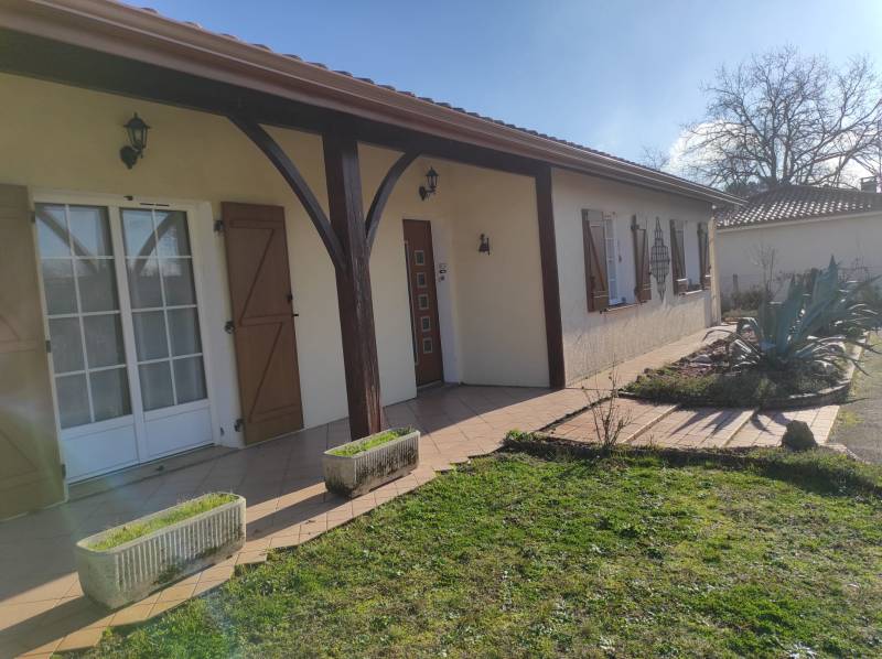 Sublimer votre maison à Cestas en Gironde avec des bandeaux bois chêne doré