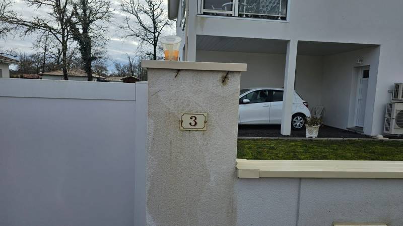 Pourquoi poser des chapeaux de piliers couleur ton pierre en guise de finition pour vos extérieurs à Saugnac-et-Muret