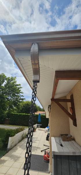Bandeaux en aluminium et des sous-faces PVC blancs d’Alu Gouttières Bisca pour ma maison située à Sanguinet dans les Landes