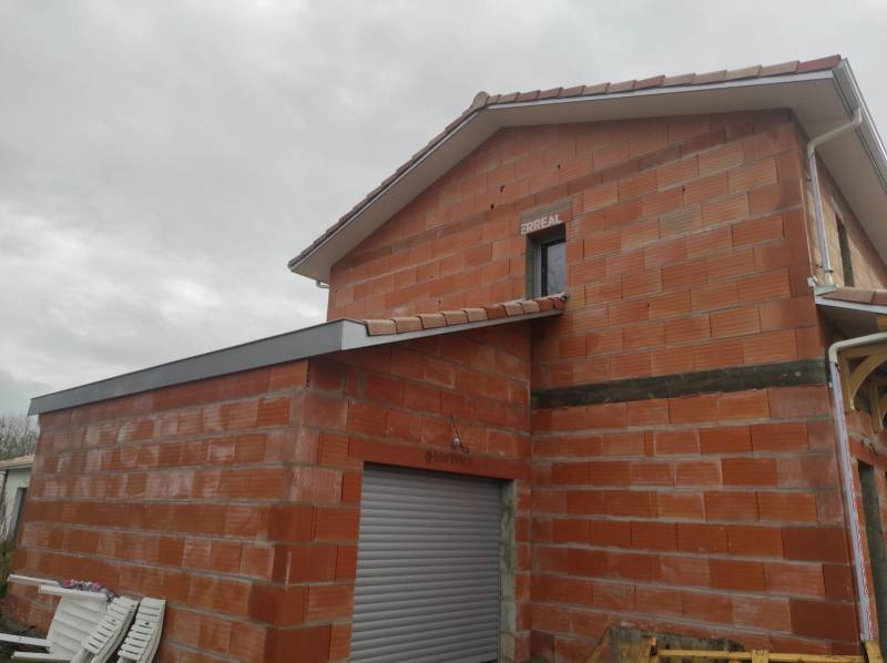 Habillage en bandeaux gris métallisé et gouttières G300 krèmdelè aux alentours de Bias